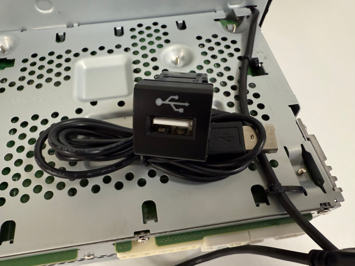 Toyota 2023+ Facelift 70 Series Rear USB Modification for OE 6.7” Unit